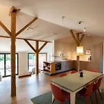 Grosse Mit Loggia Apartmán *