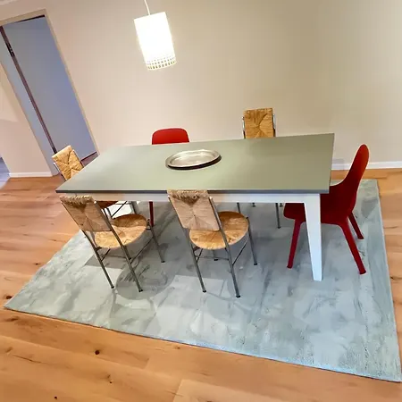 Grosse Mit Loggia Apartment